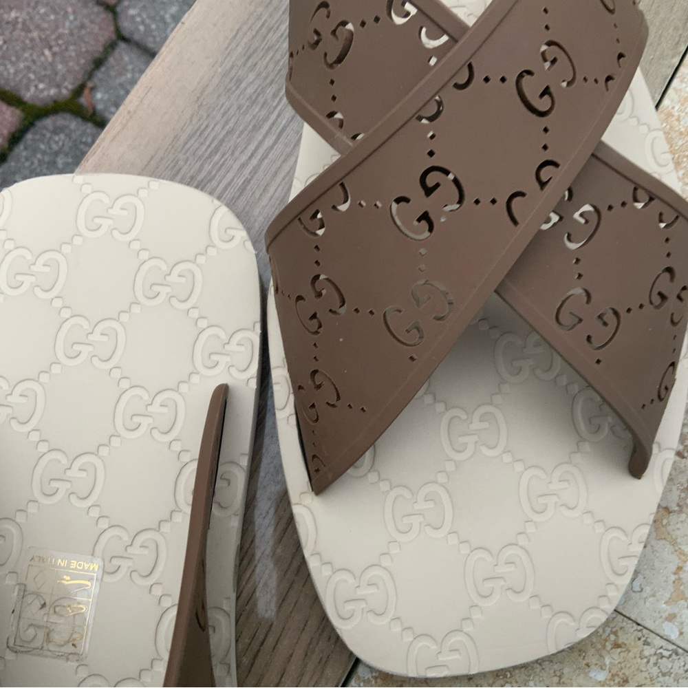 Unisex Beige Gucci Sandals - Picture 2 of 16